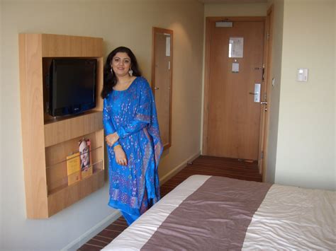 desi hotel room